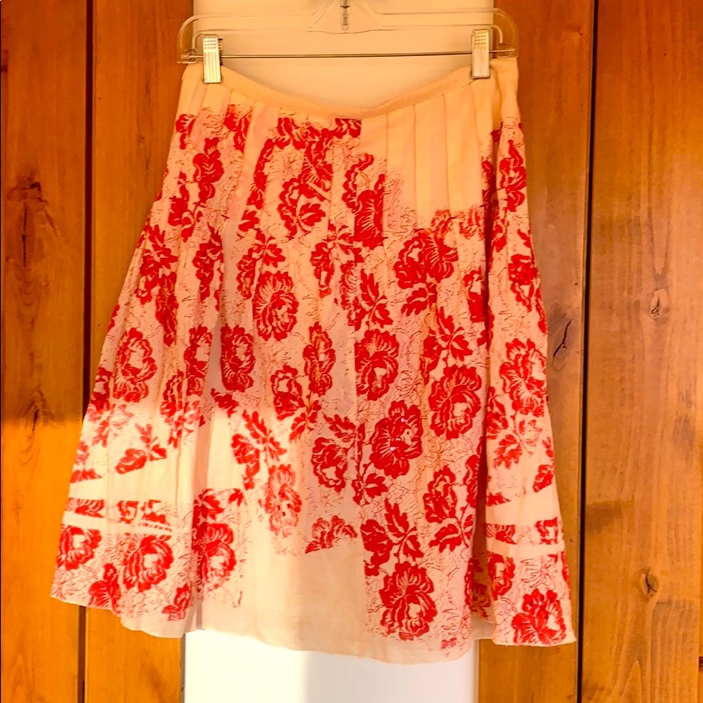 Mid-length pleated cream and red skirt